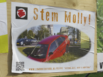 908127 Afbeelding van een verkiezingsposter met de tekst: 'Stem Molly!', op een gemeentelijk verkiezingsbord bij het ...